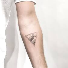 The puzzling part about this piece is that many people interpret this work in different ways. Hokusai S The Great Wave Off Kanagawa Inverted Triangle