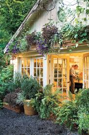 Aussenstrukturen Im Garten Ausblenden Mit Hangenden Pflanzen In 2020 Hintergarten Hinterhof Garten Gartendesign Ideen