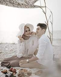 5 inspirasi gaun pengantin berhijab, ala korea juga ada loh. 20 Inspirasi Foto Prewedding Outdoor In 2021 Pre Wedding Photoshoot Pre Wedding Poses Pre Wedding Photoshoot Outdoor