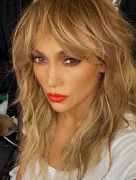 > les cheveux bouclés : Feathered Hair Voici La Tendance Coiffure Post Confinement A Adopter