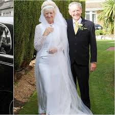 Una pareja de ancianos celebra su 50 aniversario de boda ...