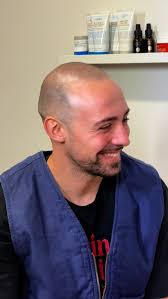 💬 “Un cambio que se nota por dentro y por fuera.”, 🙌 “La sonrisa de  nuestro cliente lo dice todo: la micropigmentación capilar transforma  vidas.”, #MicropigmentacionCapilar #SMP ...