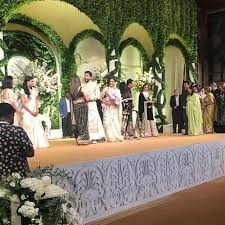 Sneak Peek Deepika Padukone And Ranveer Singh Shower Warmth And Love As They Greet Their Guests At Their Reception Hungryboo Deepika Padukone Bride Ranveer Singh
