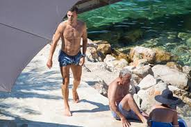 Što se pak tiče kaštela, manji dio perišića (2001. Fotogalerija Perisic Odmara U Dubrovniku S Obitelji Bio Na Kupanju I Pokazao Savrsene Trbusnjake Rtl Tabloid