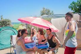 Boulodrome accès direct à la plage à pied. Lvl Les Ayguades Grosser Luxurioser Camping In Gruissan Aude Frankreich