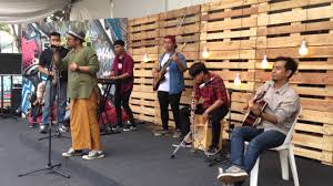 Exploring on the idea of a penglibur lara coming into the kampung, budak nakal hujung simpang similarly comes into the local music scene with their own fresh take on the beautiful marriage between. Kisah Sebentar Tulus Acoustic Cover By Budak Nakal Hujung Simpang By Budak Nakal Hujung Simpang