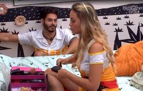 Quem você acha que deve ter o privilégio de deixar a casa e depois voltar? Cdlcphck8syzim