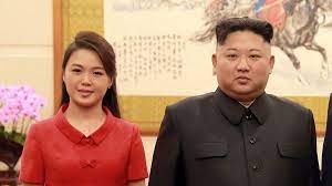 North korea's first lady, ri sol ju has made regular appearances at her husband's side in recent months as relations have warmed between north and south korea. Une Annee De Disparition De La Femme De Kim Jong Un Apparait Avec Un