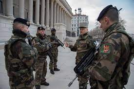 Pour votre sécurité et vos démarches administratives, contactez les établissements et services publics de protection et de sûreté près de chez vous. Visite Du Gouverneur Militaire De Lyon A Vigipirate