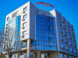 Hotel malibu mamaia 4 stele este localizat in partea de sud a statiunii mamaia, la intrarea in statiune dinspre delfinariu si la cateva minute de mers hotel oxford 4 stele mamaia a fost renovat complet in primavara 2020 si reclasificat la 4 stele. Paradis VacanÅ£e De Vis InvesteÈ™te Intr Un Hotel De 4 Stele Din ConstanÈ›a