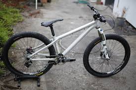 Jess was looking for a hardtail to ride on a pump track, and maybe hit some small dirt jumps on too. Transition Bank 4x Custom Sepeda