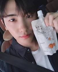 Kariyerini müzik dünyasından oyunculuğa doğru yönelttikten sonra high society ve hwarang gibi dizileri için ost söyledi. Park Hyung Sik Biography Height Life Story Super Stars Bio