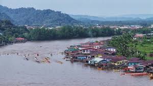 Jangan kaget jika teman traveler melihat kera bahkan ular di sekitar sini. Tahukah Anda Bahawa Sarawak Mempunyai Jumlah Suku Kaum Yang Terbesar Ini Jawapannya