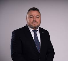 Me ftesë të z. Elmi Berisha, kryetar i “Vatrës” , sot pata kënaqësinë të  jem në një takim sa vëllazëror, aq dhe frytdhënës, me përfaqësues dhe  anëtarë të kësaj federate.