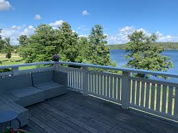 De andra deltagarna får ställa frågor och veta allt om vederbörandes liv. Stjarnorna Pa Slottet