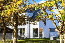 Aussenansicht Von Kfw 40 Haus Fertig 2mm Putz In Sto Weiss Larchenholzfenster In Ral 7040 Ral 7040 Aussenputz Fenster