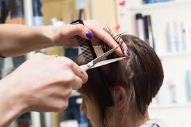 Découvrez notre formation barbier rasage à l'ancienne, des maîtres barbier vont vous apprendre comment offrir un service complet : Le Metier De Coiffeur Visagiste Espace Concours