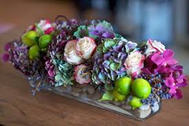 Perfect Floral Arrangement For A Dinner Party Low Enough On The Di Spring Flower Arrangements Hydrangea Flower Arrangements Flower Arrangements Center Pieces