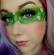 Why is my budgie changing colors his wings turning grey is this normal ...  Thank y'all for comments appreciate the input 😎🧡