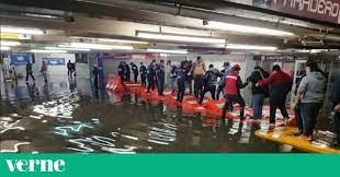 Para realizar la consulta de multas cdmx ingrese su número de placa (de corrido) y presione. Estas Lanchas Improvisadas Te Cruzan Una Estacion Inundada En El Metro De La Ciudad De Mexico Verne Mexico El Pais