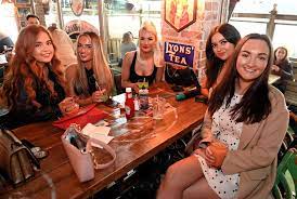 Reflecting its unionist tradition, the paper has historically been favoured by the protestant population, while also being read within catholic nationalist communities in northern ireland. Belfast Social Pictures As People Enjoy Drinks This Bank Holiday Weekend Belfast Live