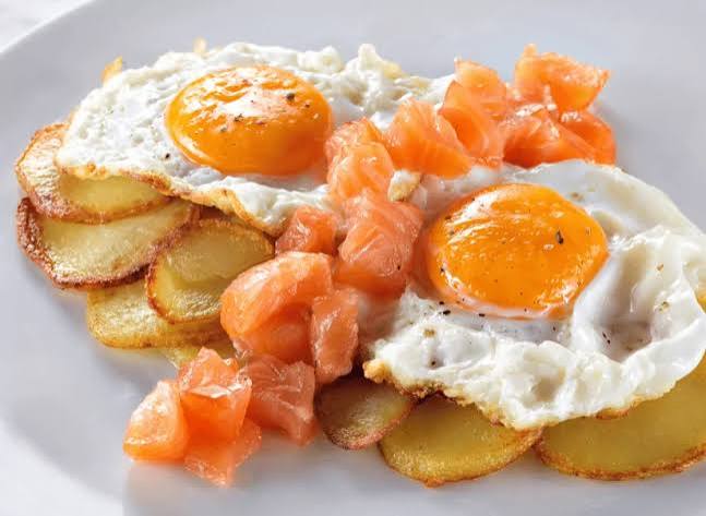 Huevos rotos o estrellados con patatas