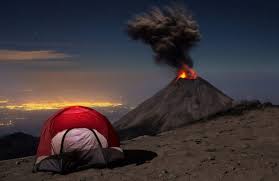 L'etna è un vulcano situato in sicilia (sud italia) formatosi nel corso di diverse fasi eruttive che hanno avuto circa 570.000 anni fa. Vulcani Activi Din Lumea IntreagÄƒ Ce Pot Erupe In Orice ClipÄƒ Life Ro