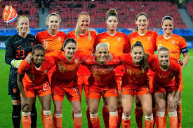 De oranje leeuwinnen, het nederlands vrouwen voetbalelftal, spelen deze wedstrijden. Oranjeleeuwinnen Vrouwenvoetbalnederland