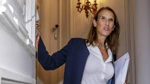 Au cours de l'une d'entre elles, un célèbre collectionneur a affirmé qu'il avait dîné en compagnie de ministres dans des restaurants clandestins à plusieurs reprises. Qui Est Vraiment Sophie Wilmes Notre Nouvelle Premiere Ministre