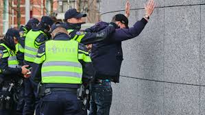 Politicus hero brinkman (48) keert terug naar zijn oude werkgever, de politie amsterdam. Politie Houdt Ruim 150 Mensen Aan Tijdens Demonstratie Amsterdam Linda Nl