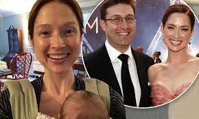 Ellie kemper's husband is michael koman. Ellie Kemper Shares First Snap Of New Tot Happy 1 Month Birthday To Baby Boy Matthew Daily Mail Online