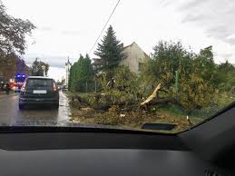 To może być niespokojna niedziela. Burze Przeszly Nad Polska Zerwane Dachy Powalone Drzewa Jedna Osoba Nie Zyje Wiadomosci