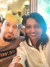 Hi 👋 please can my husband's Christmas hat be removed. Thank you so much  🌹