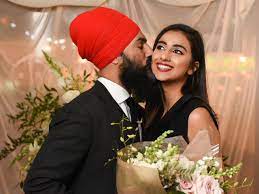 Singh collectively awed social media users everywhere when the proud sikh unwrapped his trademark pink turban to the cbc in 2017. Jagmeet Singh Is Engaged Here S How The Proposal Went Down