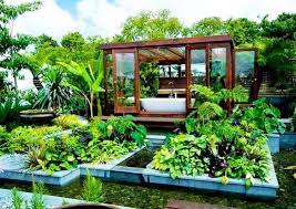 Di salah satu area halaman rumah, anda dapat menanam aneka bunga yang cantik kesukaan anda. Renovasik