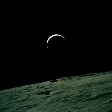 صورة من المركبة الفضائية أبولو 15 عبارة عن منظر لهلال الأرض من القمر apollo 15 view of a crescent earth from the moon earth apollo moon
