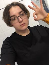 Short, messy, natural wavy, crazy colors dyed hair. Eboy Haircut Bpatello