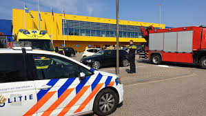 Auto Belandt Op Zijn Kant Op Parkeerplaats Ikea Heerlen 045online Nl
