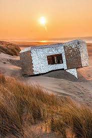 Couvert De Miroirs Par Un Inconnu Ce Bunker De Dunkerque Reste Un Mystere Avec Images Bunker Dunkerque Plage