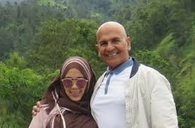 Istri mark sungkar, santi asoka mala, tampak mendampingi aktor segi tiga emas tersebut. Mark Sungkar Diisukan Digugat Cerai Istri Begini Faktanya Matamata Com