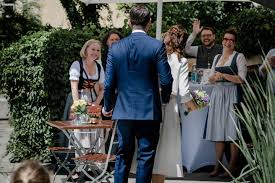 Im immer hektischer werdenden berufsalltag bleibt oft wenig zeit, die sie mit ihrer liebsten verbringen können. Corona Hochzeit Trauung Im Kleinen Kreis Petra Fritzi Hennemann