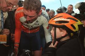 Adri van der poel won in 1988 de kortste etappe ooit in de tour de france gereden. Jan Raas Zei Dat Het In Orde Was En Daardoor Kon Vader Adrie Zijn Helm Doorgeven Aan Kleine Mathieu Van Der Poel Wielrennen Bndestem Nl