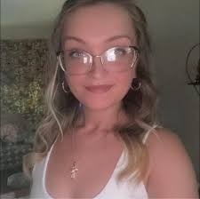 Who can do locs in Muncie?