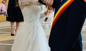 Prezentatoarea știrilor pro tv, anișoara loghin, a optat pentru o rochie de mireasă simplă, lungă, cu un decolteu adânc și cu dantelă în partea de sus. Ziua De Cluj Doi Fani Ai UniversitÄÈii Cluj CÄsÄtoriÈi De Primarul Emil Boc