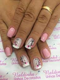 Las mariposas se ven hermosas cuando están volando por las flores. Unas Con Flores Decoradas 1 Unas Decoradas Con Flores Unas Decoradas Manicura De Unas