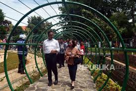 Rambu lalu lintas ini terdiri dari 6 jenis yaitu rambu peringatan, rambu larangan, rambu perintah, rambu petunjuk, rambu papan tambahan, dan rambu nomor rute. 70 Contoh Desain Taman Lalu Lintas Terbaik