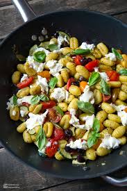 Gnocchi Pfanne Mit Gemuse Und Mozzarella Madame Cuisine Ruth Recettessaines En 2020 Gnocchis Cuisine Et Boissons Gnocchi