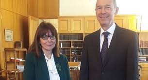 Η άδικη κριτική στην πρόεδρο της δημοκρατίας, κ. Ebale Ta Gelia O Rwsos Presbhs Otan H Ptd Sakellaropoyloy Ton Ypodexthke Etsi Fwto Makeleio Gr