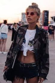 Cooles Festival Outfit Shoppe Den Look Von Bloggerin Debi Flugge Nach Festival Outfits Trends Outfit Festliche Kleidung Modestil