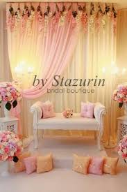 Kami bergegas ke ara damansara untuk memasang pelamin backdrop majlis persandingan asri & syakira yang juga bakal berlangsung keesokan harinya (1 mei 2011). Pin Oleh Nurul Afiqah Di Pelamin Mehndi Decor Warna Pastel Tirai